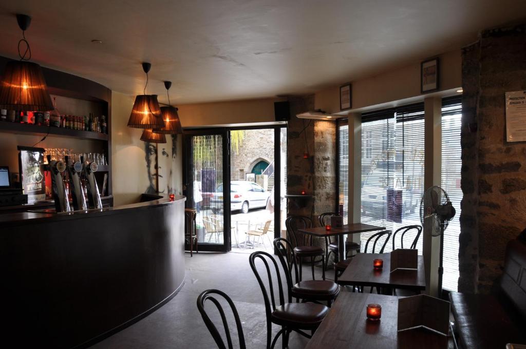 Cafe Hotel Du Theatre Dinan Exterior photo
